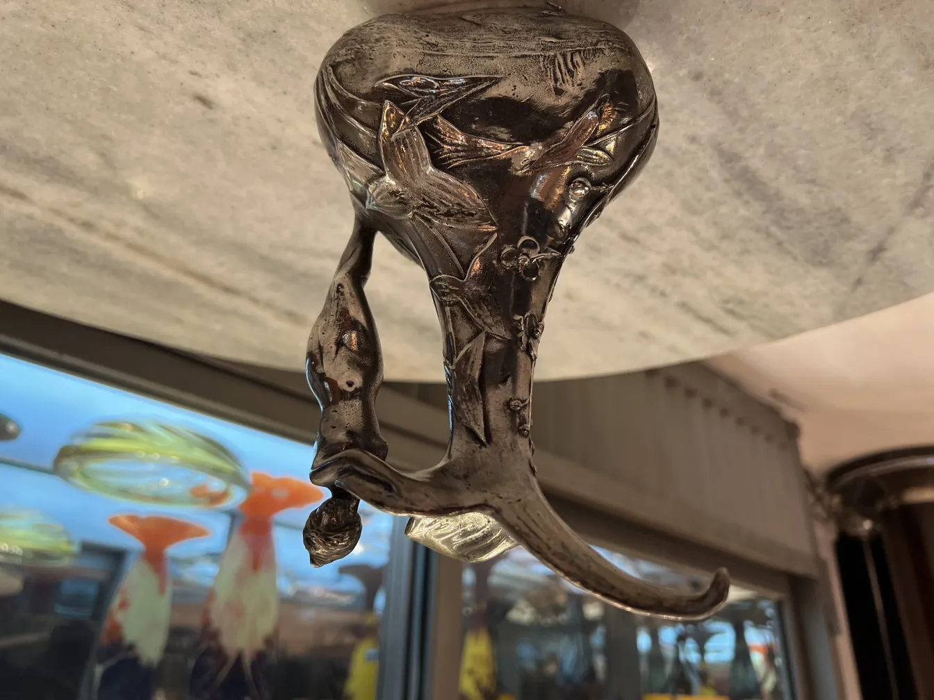 antiker krug mit ausführlichen Verzierungen