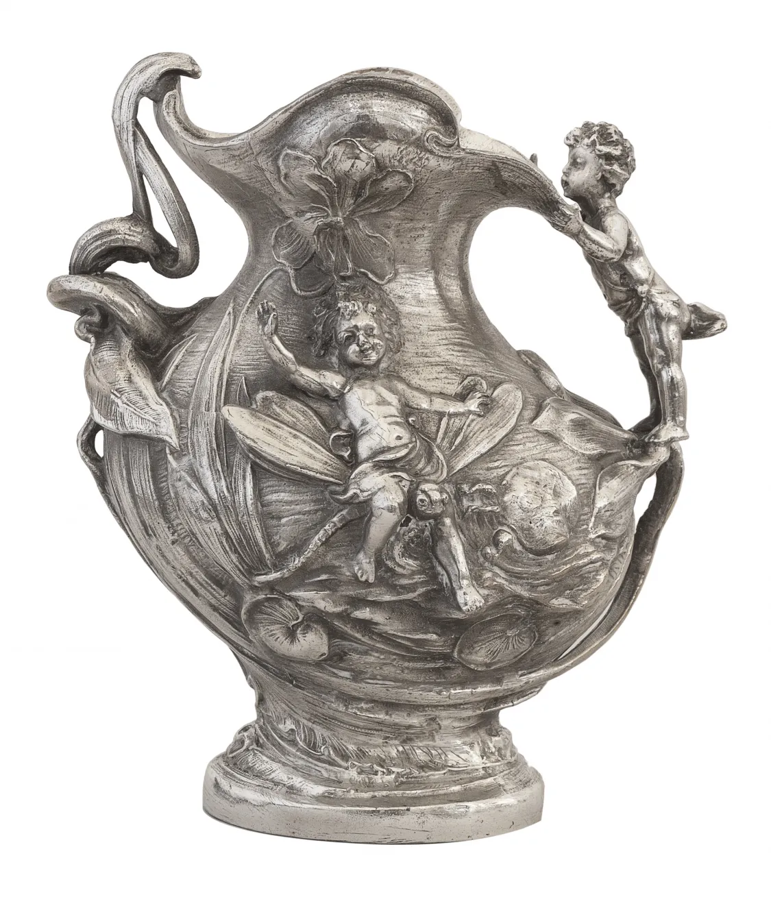 पुराना घड़ा जिसमें लोग और फूल की डिजाइन हैं