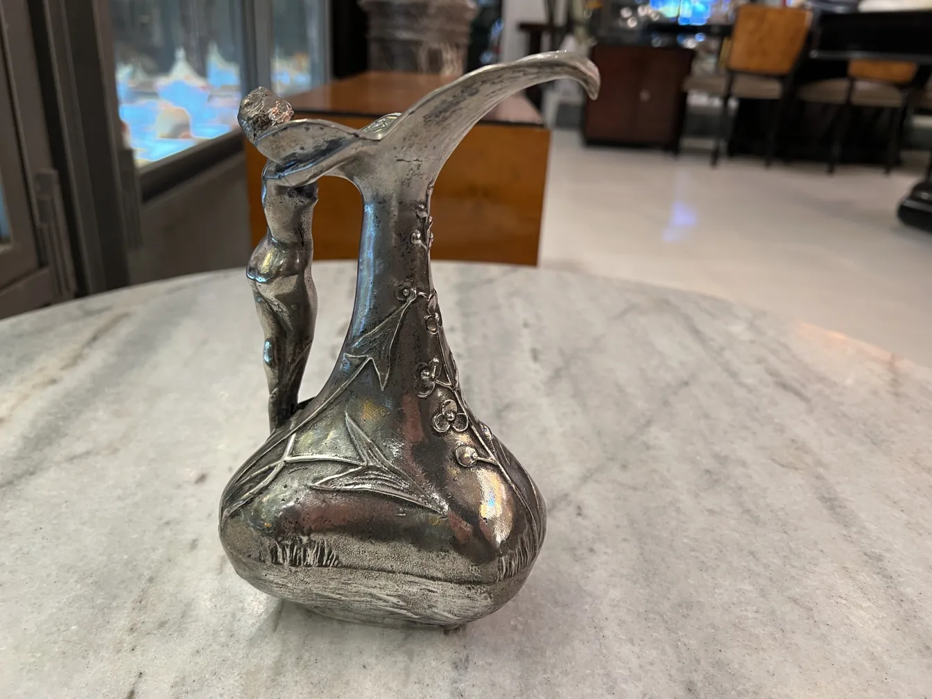 古老的水瓶带有人物雕刻，优雅的装饰环境