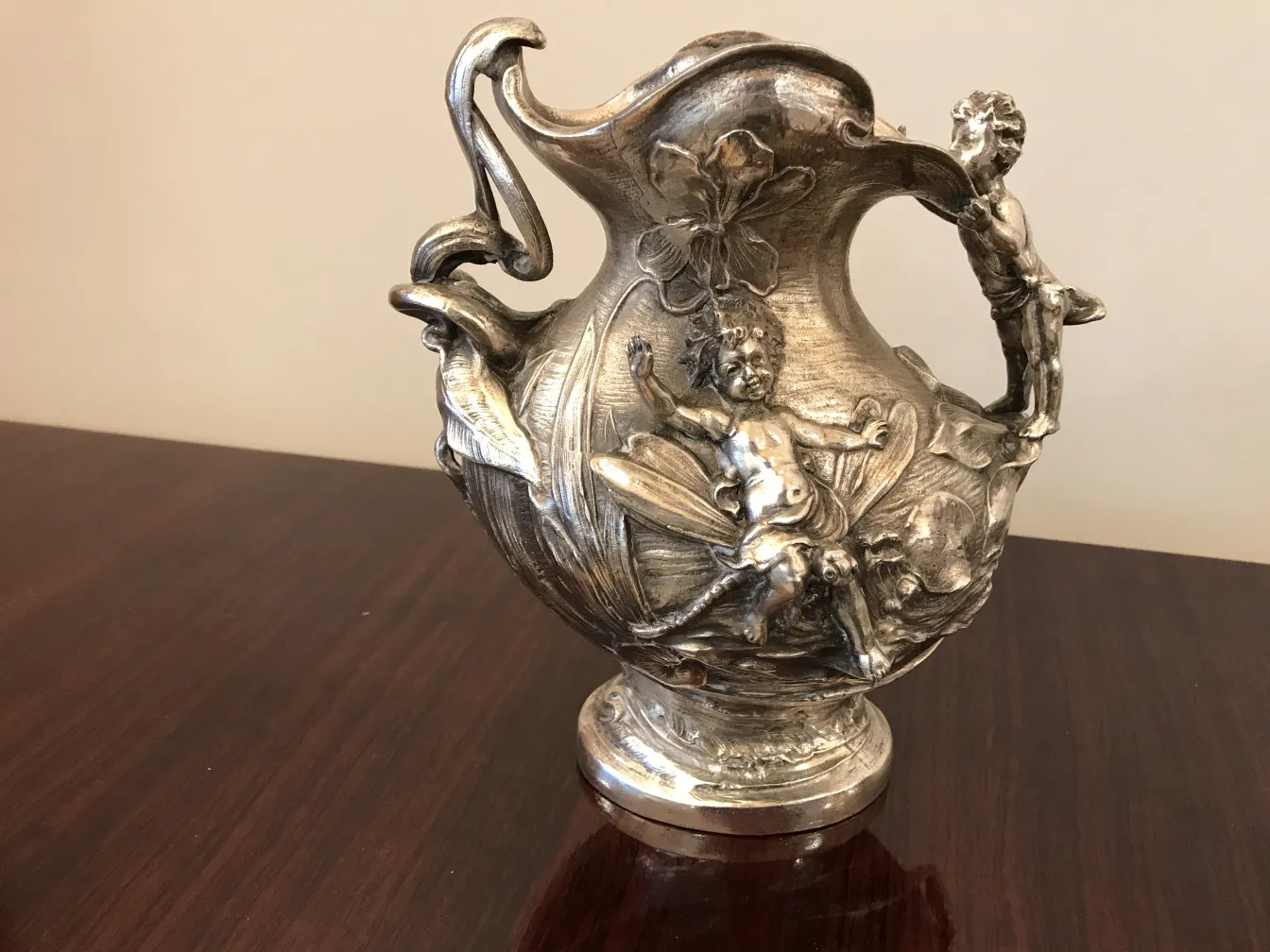 антикварный кувшин с elaborately скульптурированными фигурами