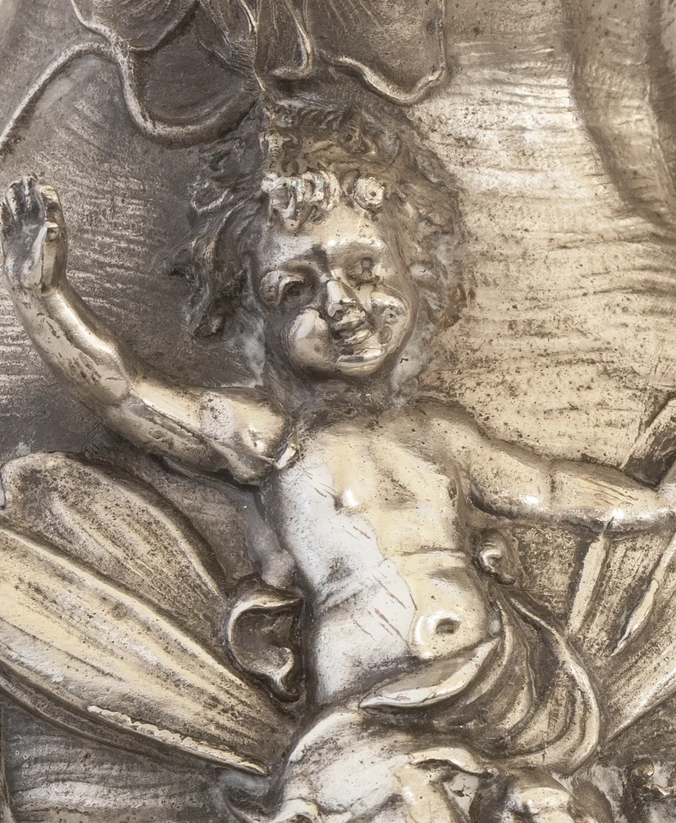 brocca antica con bambino sorridente e dettagli floreali