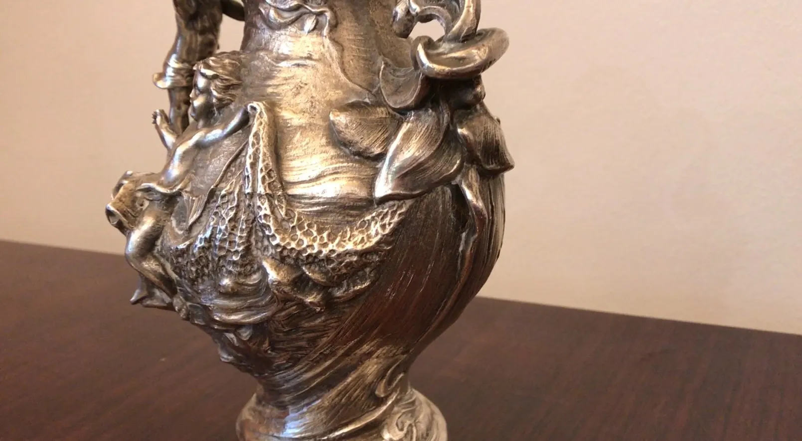 antiker Krug mit dekorativen Reliefs und Blumen