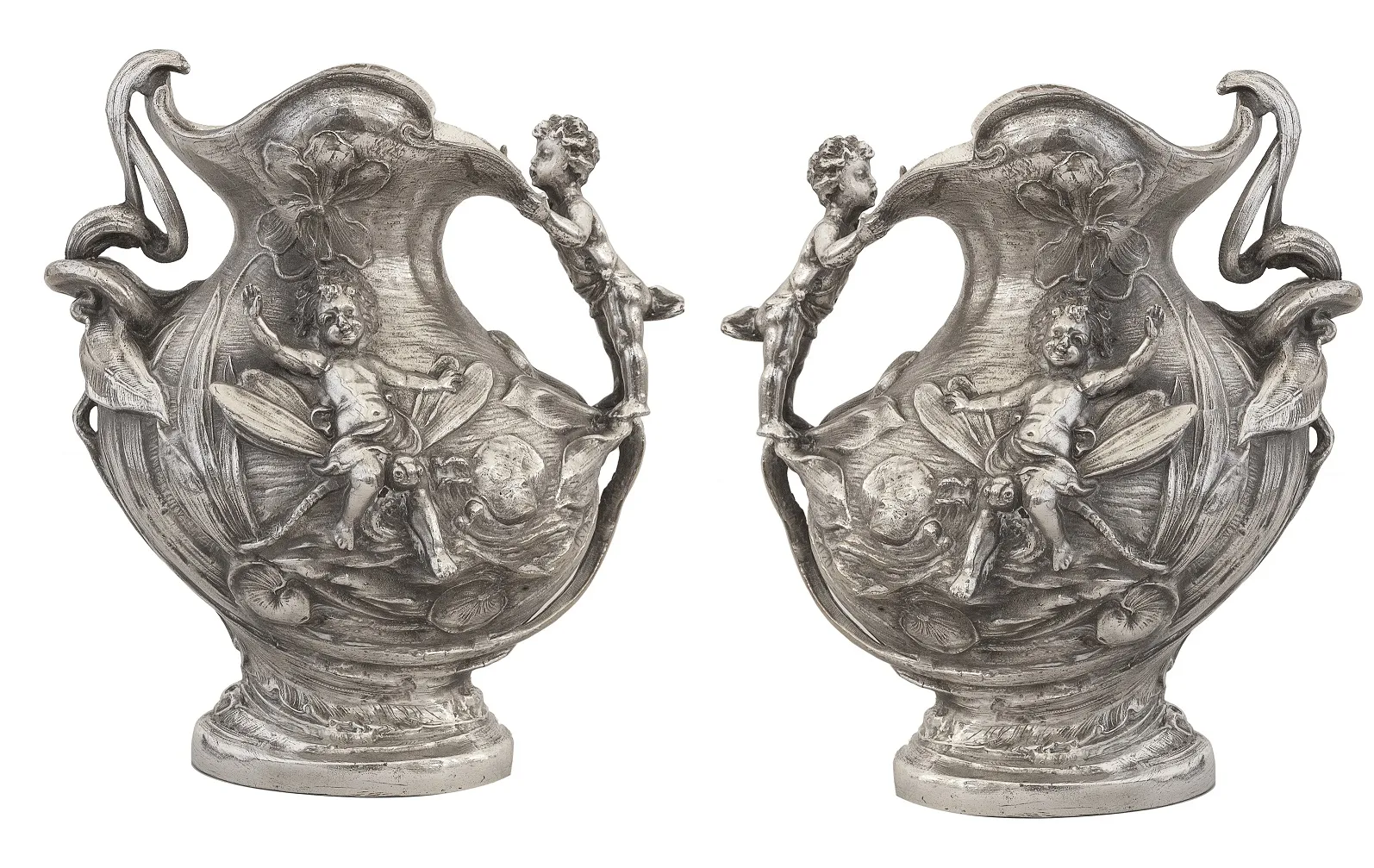 Antiker Krug mit Reliefdekor und Engelfiguren.