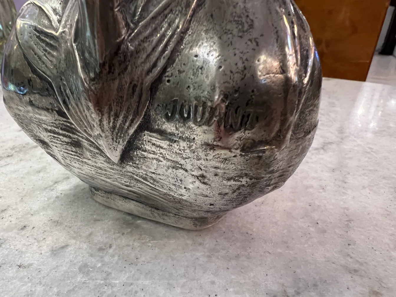 brocca antica con design unico e dettagliato