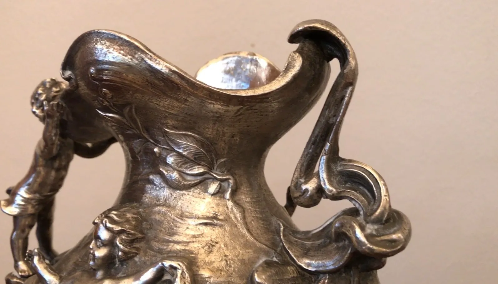 jarro antigo com figuras esculpidas e design ornamentado