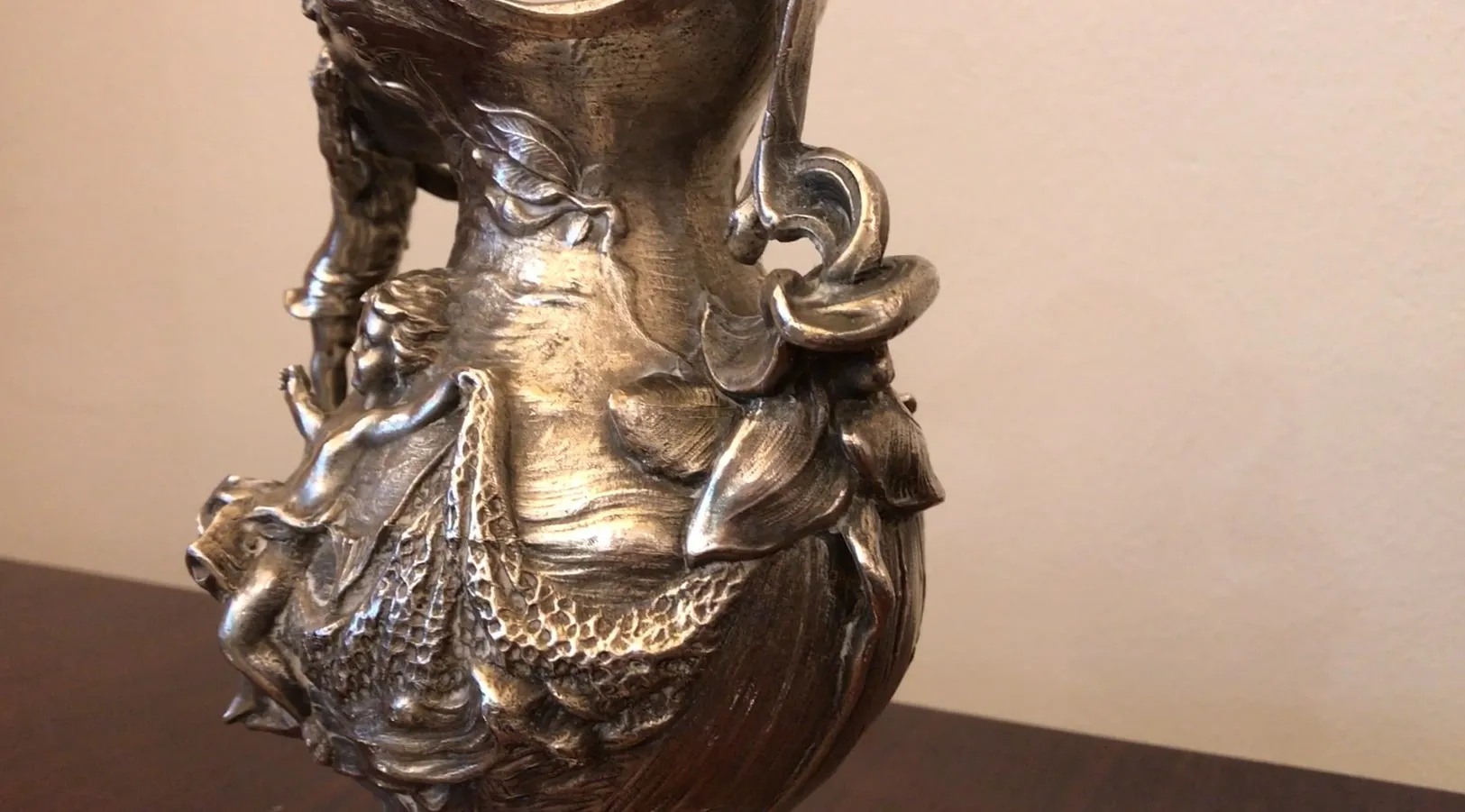 antik krug mit relief und dekorativen details