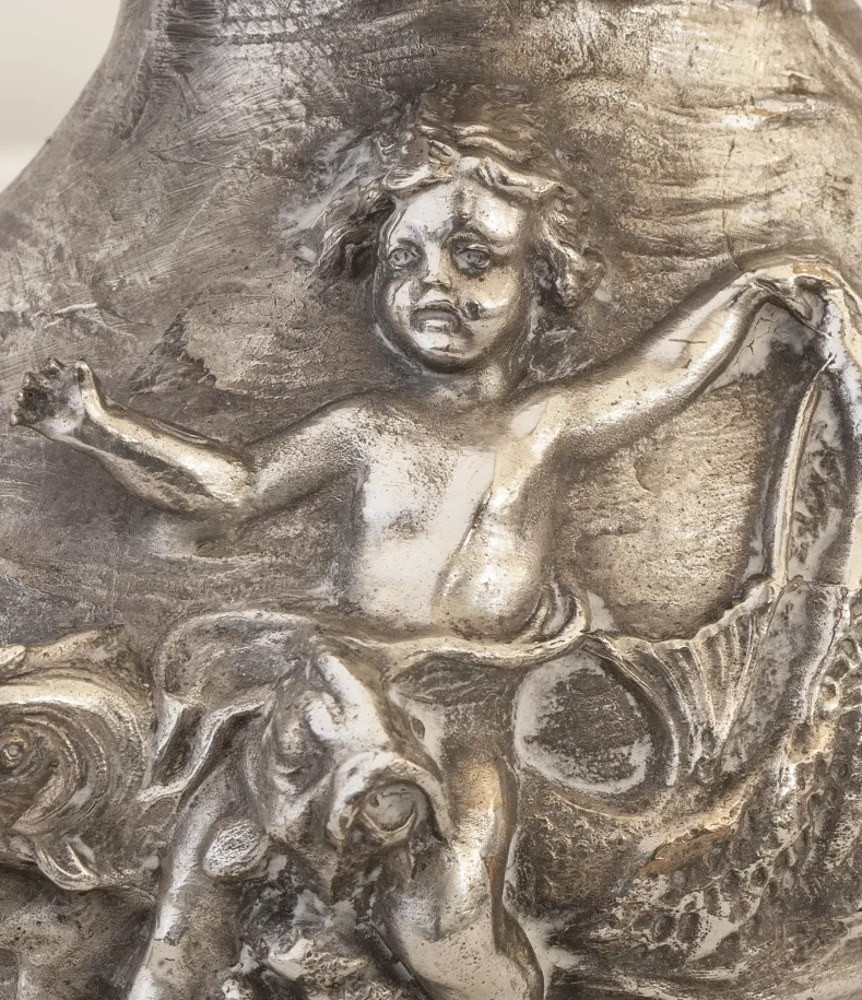 pichet ancien avec figures et décorations détaillées