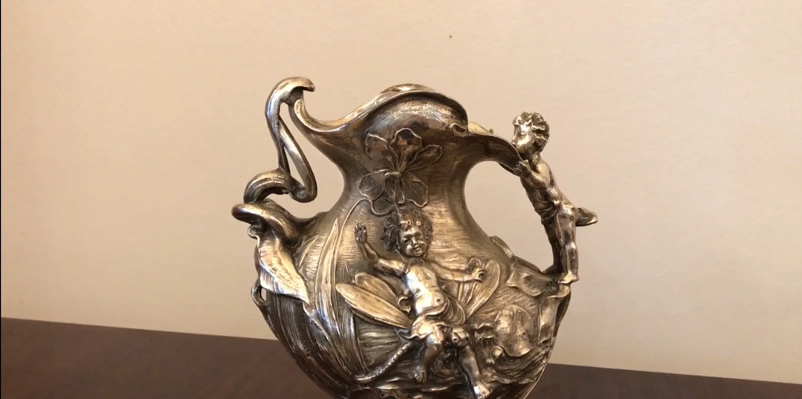 antigua jarra artística con figura de niño y flor