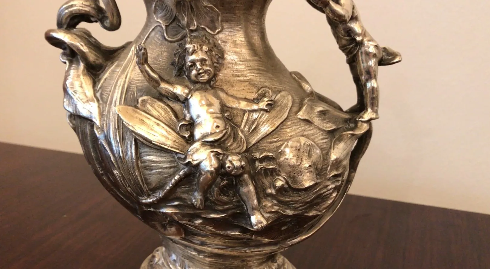 brocca antica con rilievi e figure nel suo design