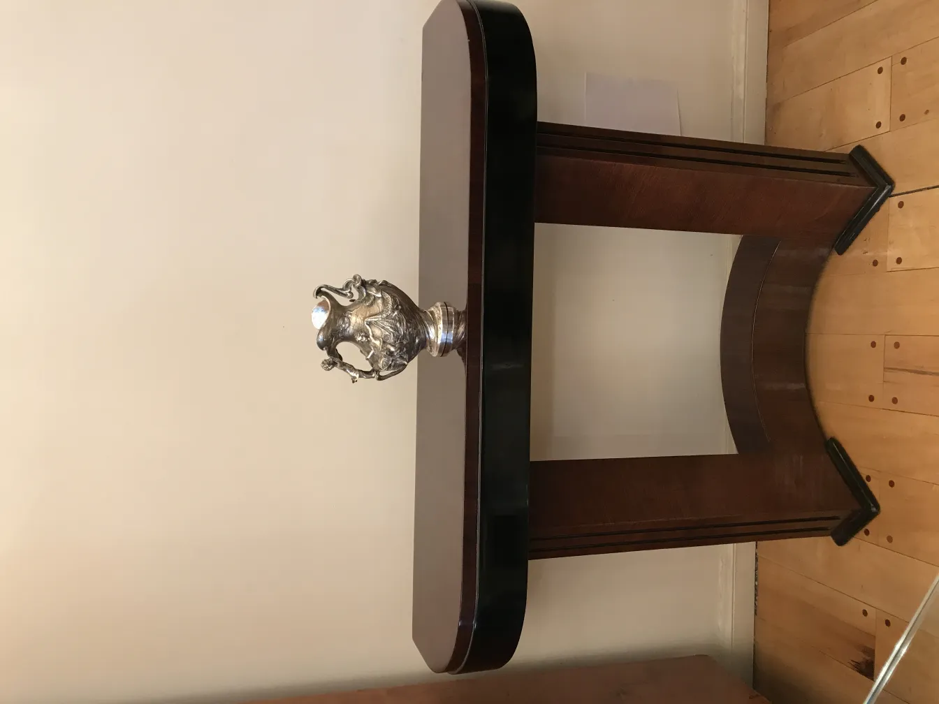 antike dekorative Krug mit eleganten Details auf einem Tisch