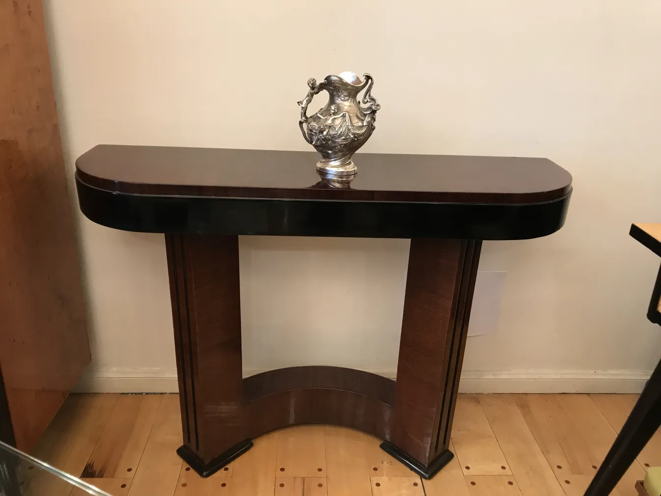 jarro antigo com detalhes decorativos no topo