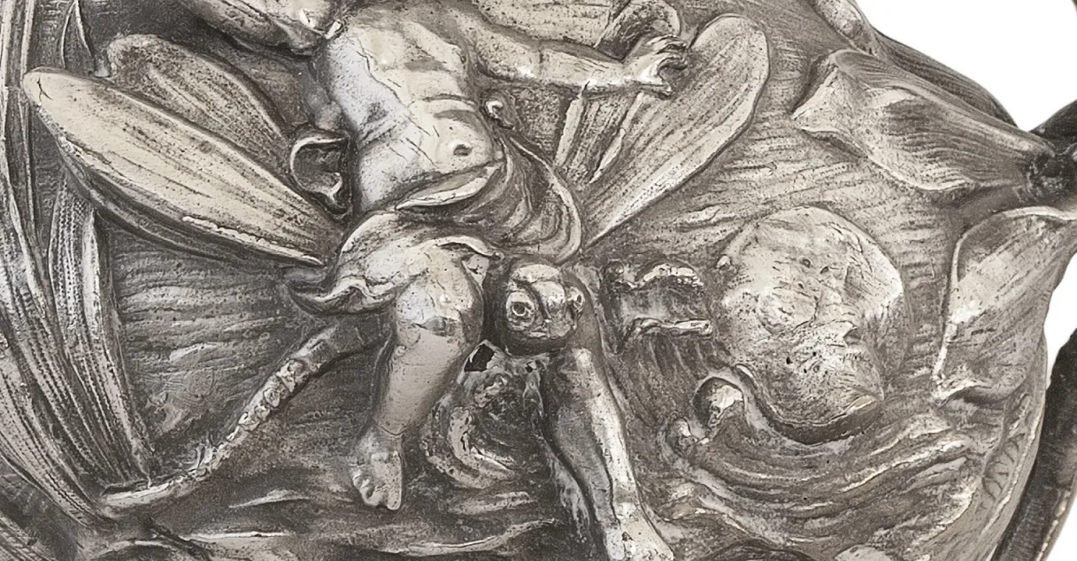 antiker krug mit Gravuren und feinen Details