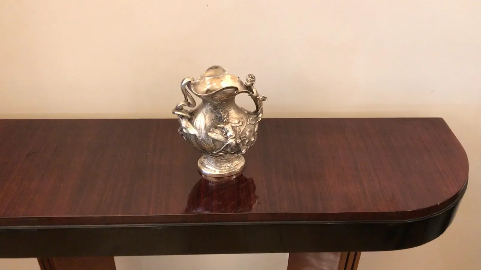 antiker dekorativer Krug mit floralen Details auf einem Holztisch