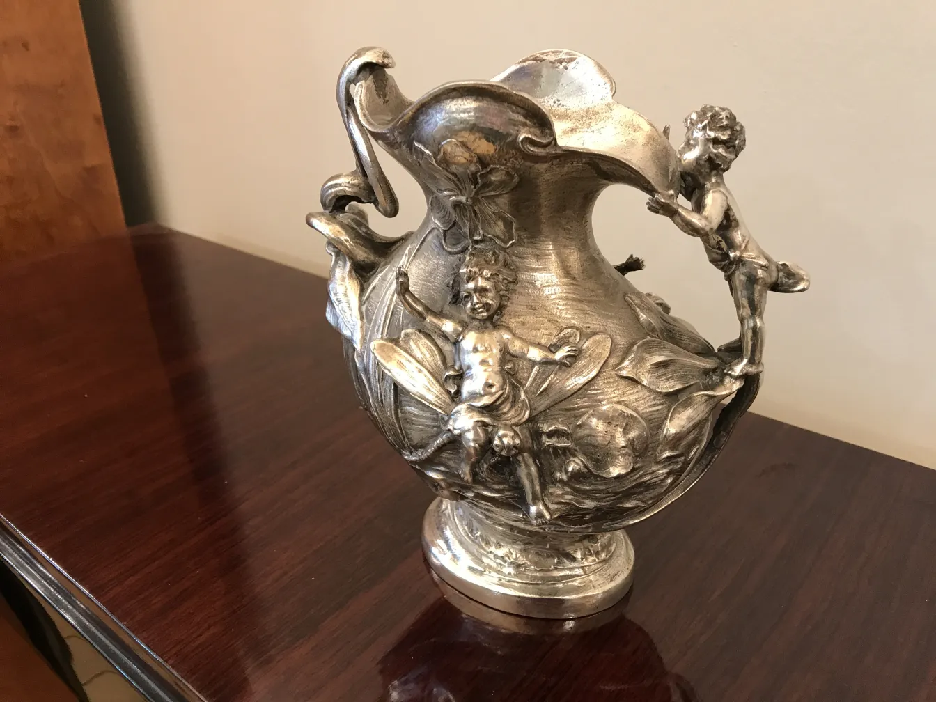 pichet ancien décoré de fleurs et de figures