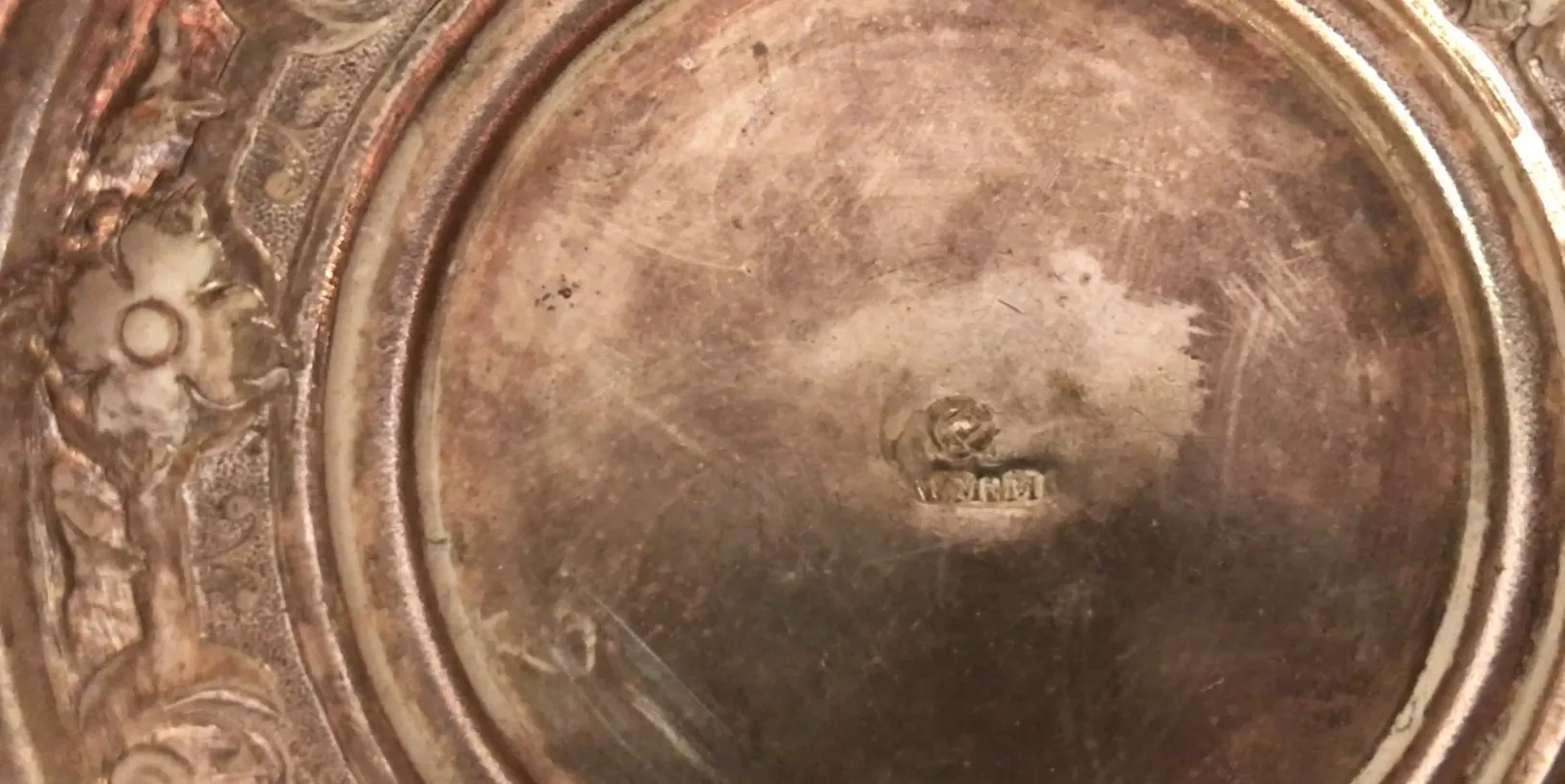 Brocche wmfi antiche in un ambiente decorativo.