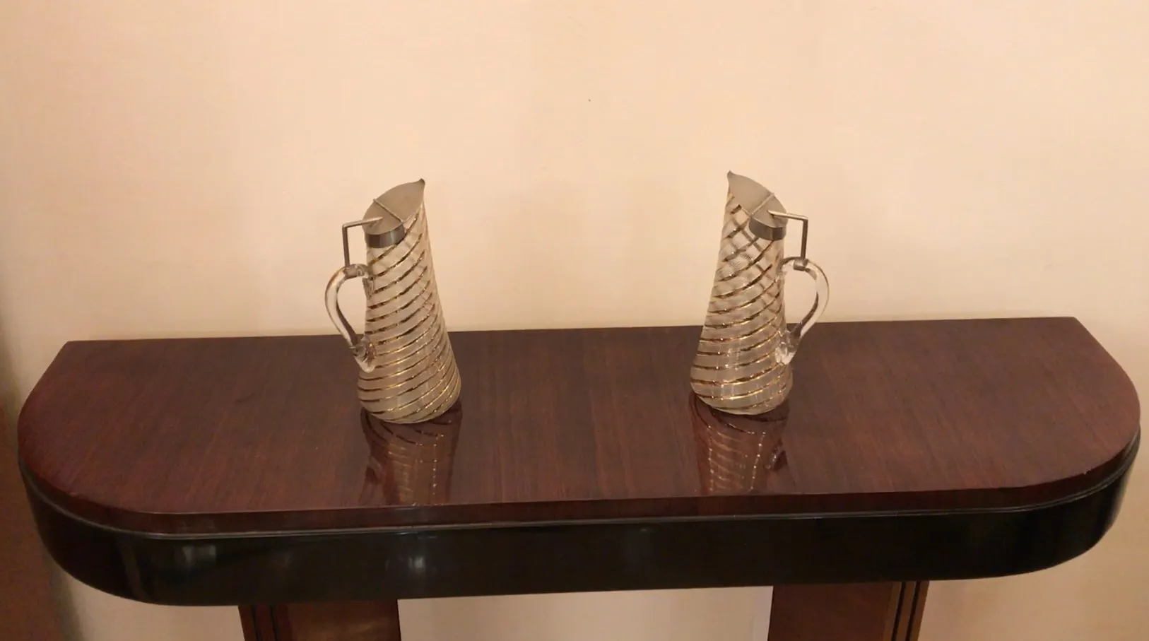 दो पुरानी जग WMF में घुमावदार डिज़ाइन