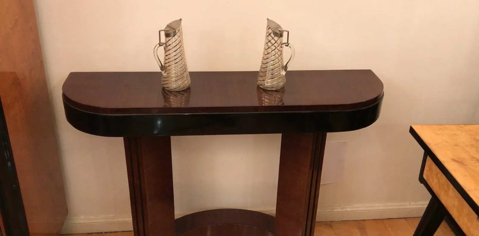 Zwei antike WMF Krüge mit elegantem Design auf einem Tisch.