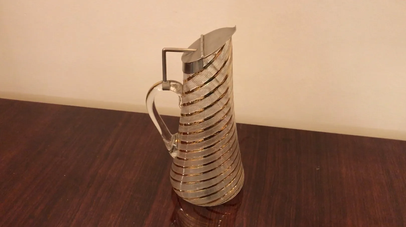 2 krüge wmfs antik mit elegantem Design auf einem Holztisch