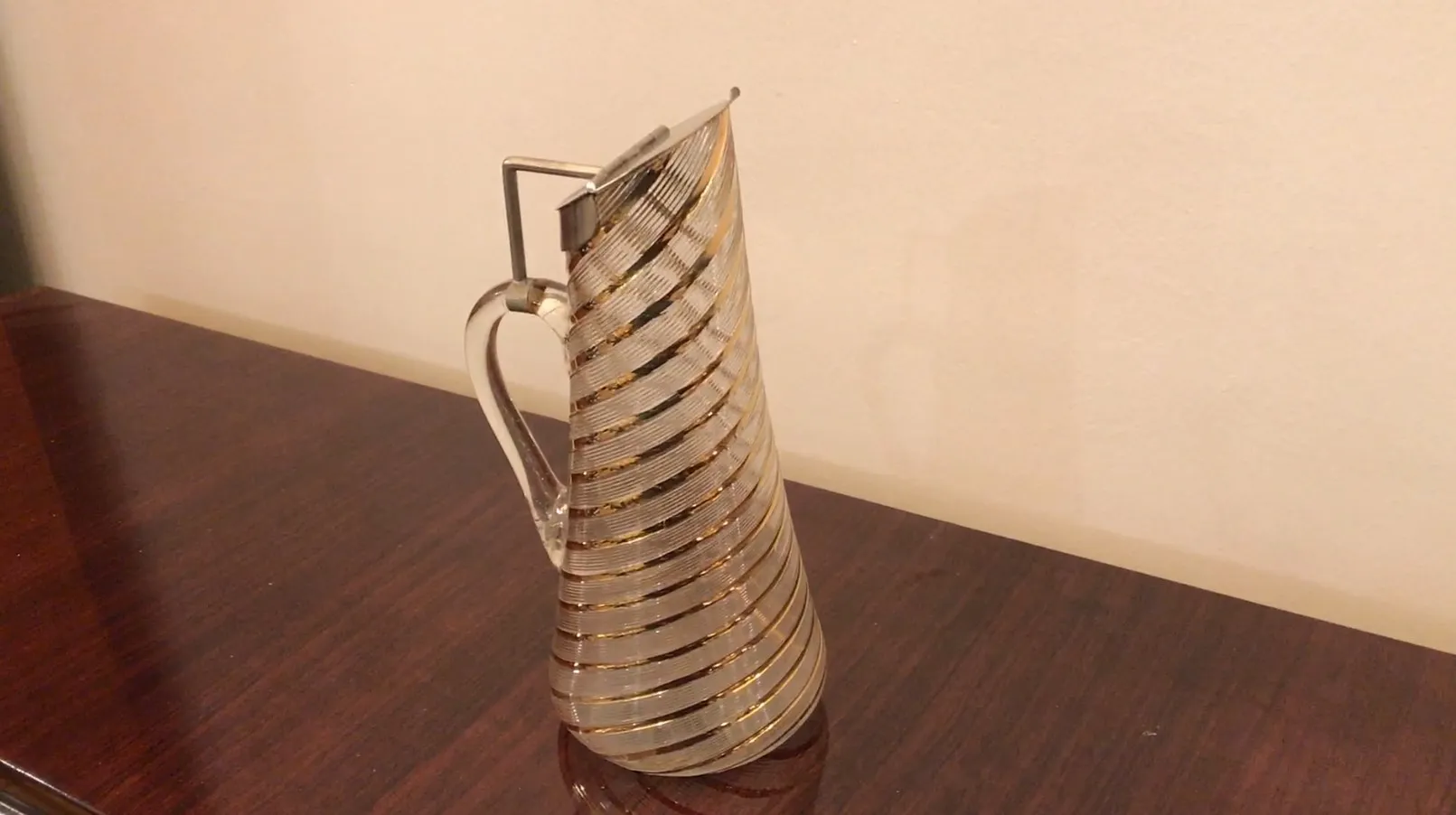 2 jarras wmfs antigas com um design elegante e distinto na mesa