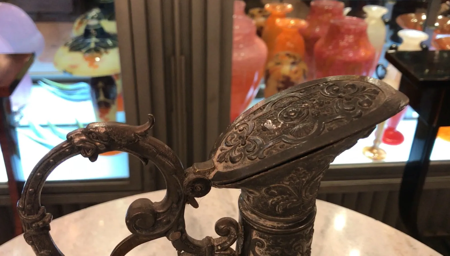 Due brocche decorate di wmfd in un ambiente antico.