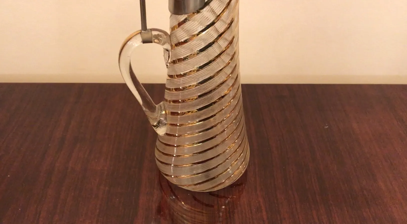 2 brocche WMF antiche con design a spirale su tavolo di legno