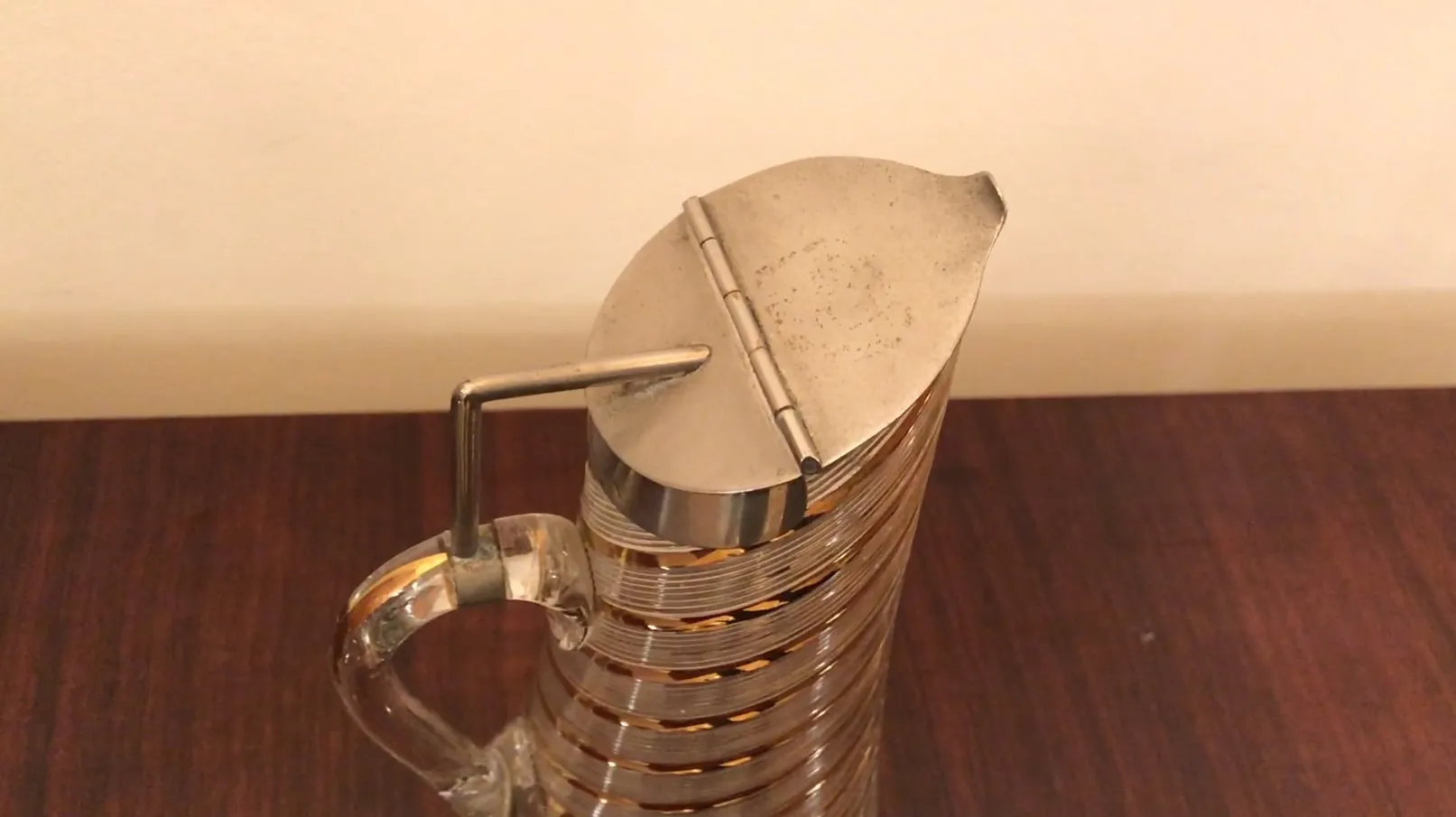 Dos jarras WMF de antigüedades con diseño distintivo, una elegante tapa.