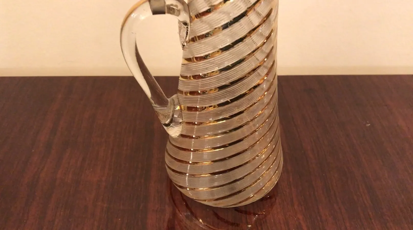 Seitenansicht von 2 antiken Krügen wmf mit spiralförmigem Design und goldenen Details.