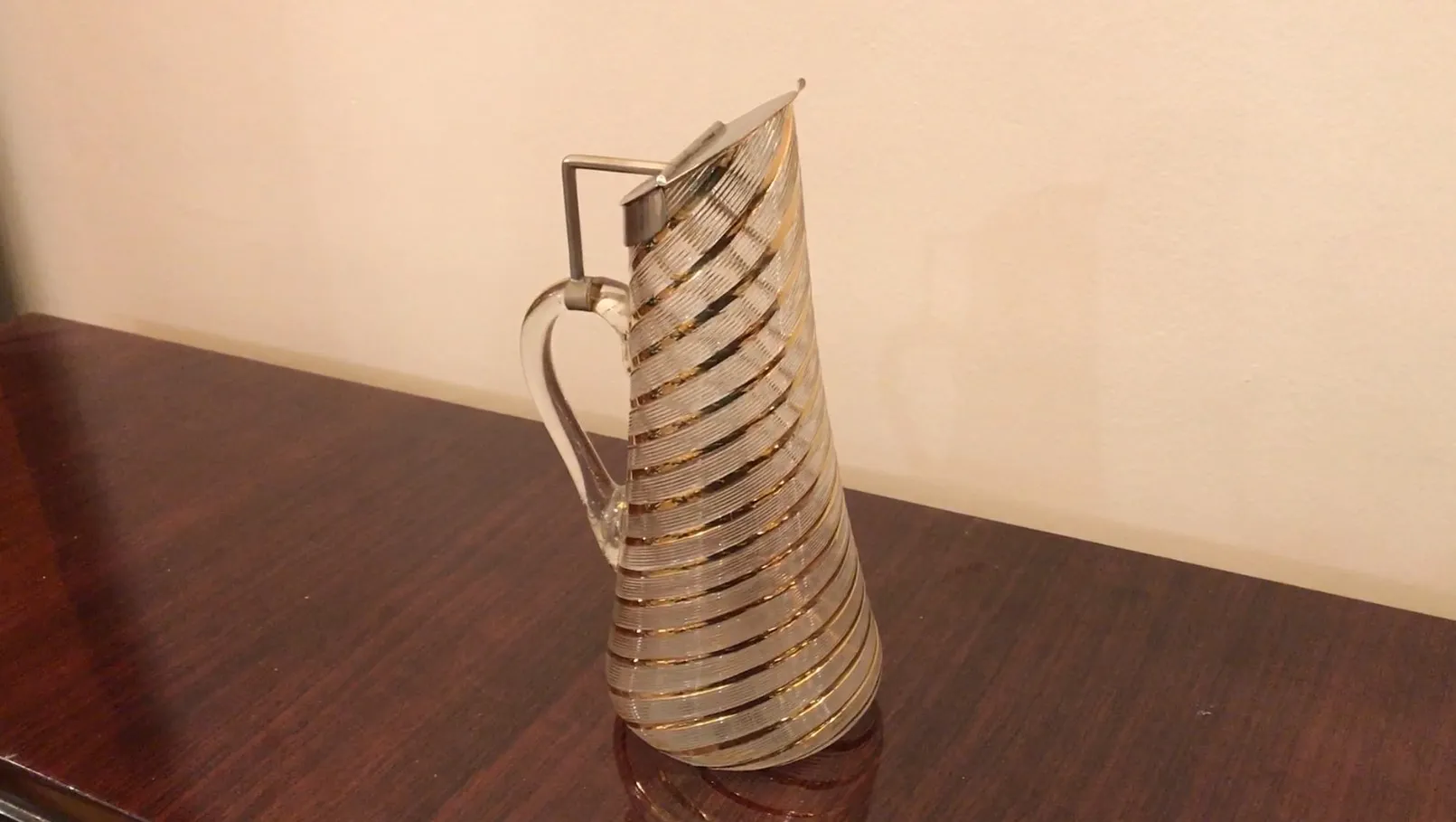 2 Krüge WMF mit elegantem Design und subtilen Verzierungen in einer gemütlichen Umgebung.