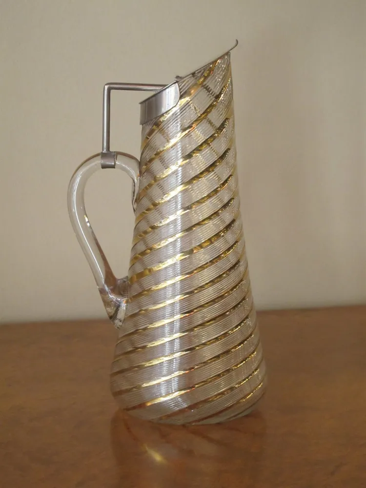 2 jarras WMF con un diseño elegante y formas curvas, fondo neutro