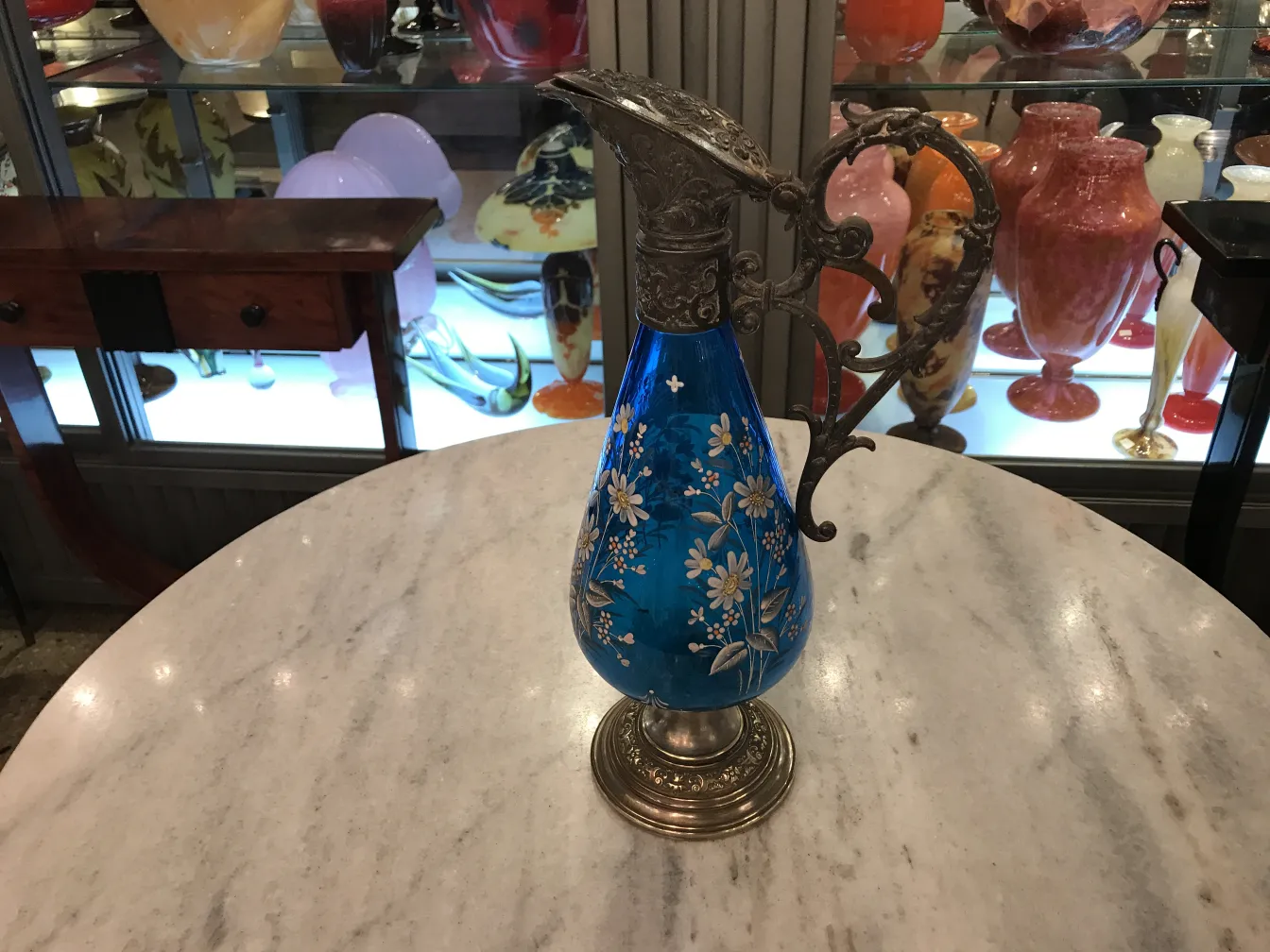 Due brocche antiche WMF con design blu e fiori, decorative in un ambiente elegante