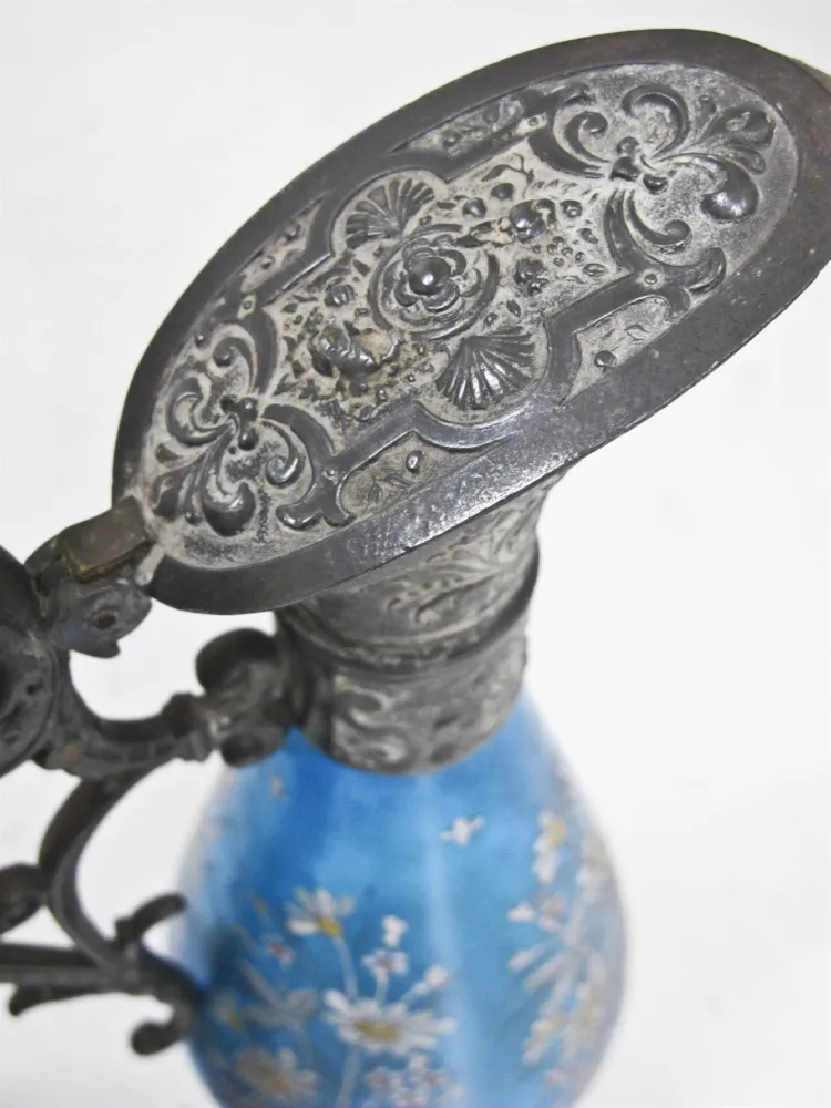 Vue de dessus de deux pichets anciens wmF avec décorations florales, couleur bleue