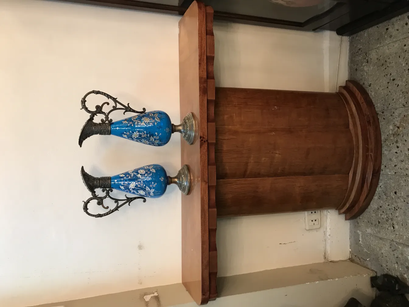 Duas jarras antigas wmF de cor azul sobre uma mesa de madeira