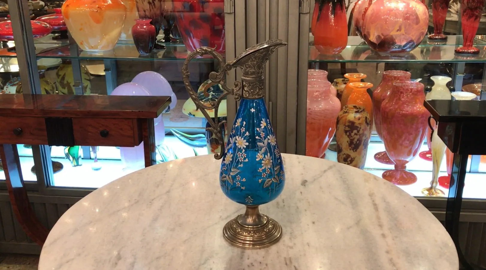 两只古老的水瓶WMF，带有花卉细节和蓝色