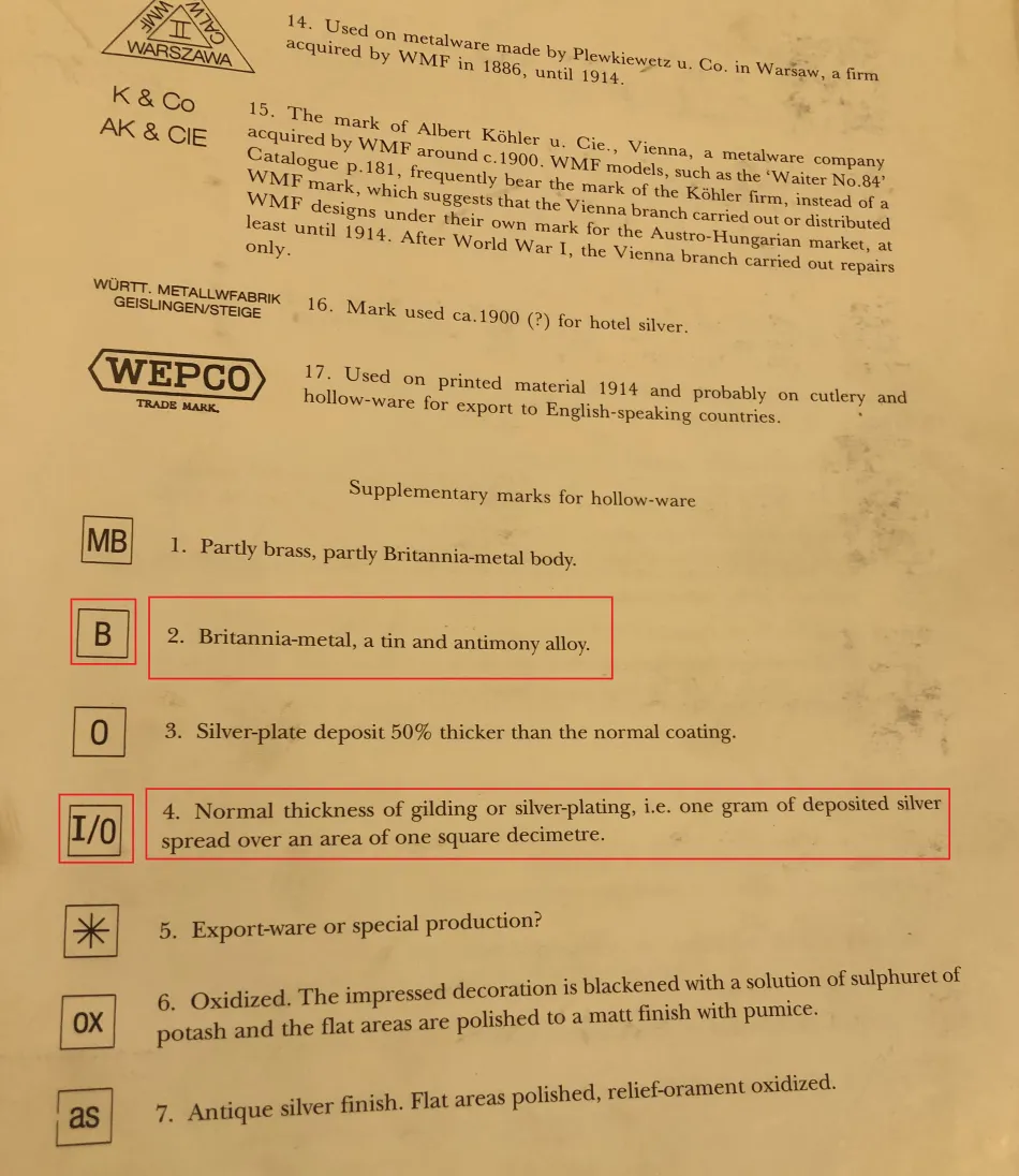 Duas jarras wmfs antigas em fundo clássico