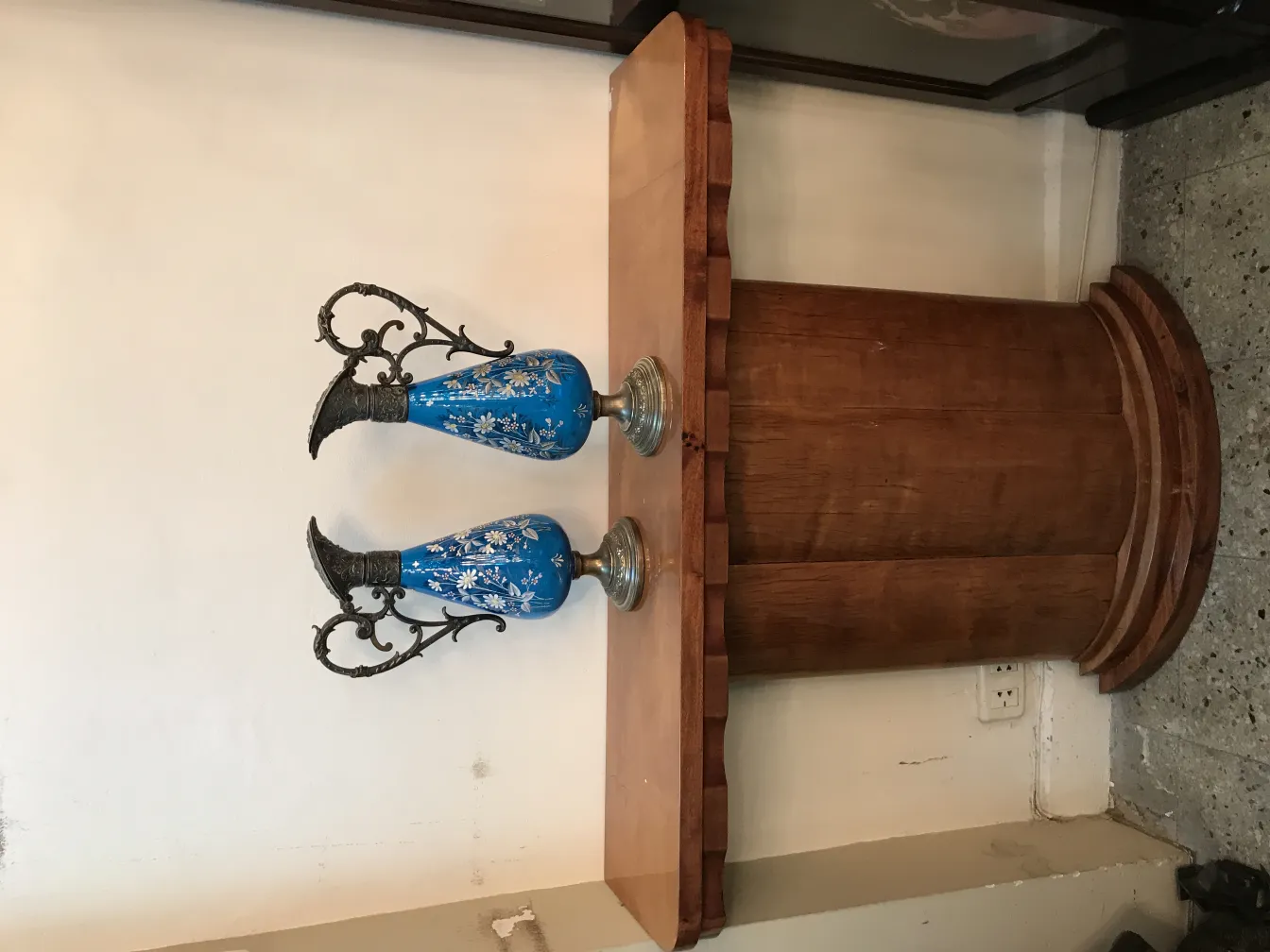 dos jarras antiguas wmf de color azul en una mesa