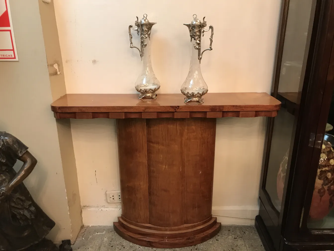 due brocche wmff antiche con dettagli decorativi su un tavolo