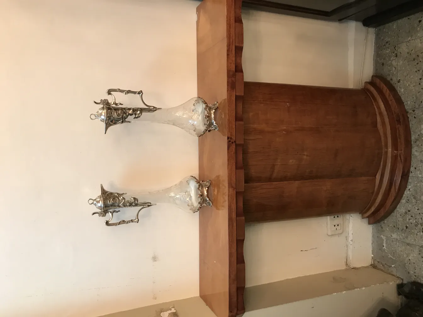 deux pichets anciens avec un design détaillé sur une table en bois