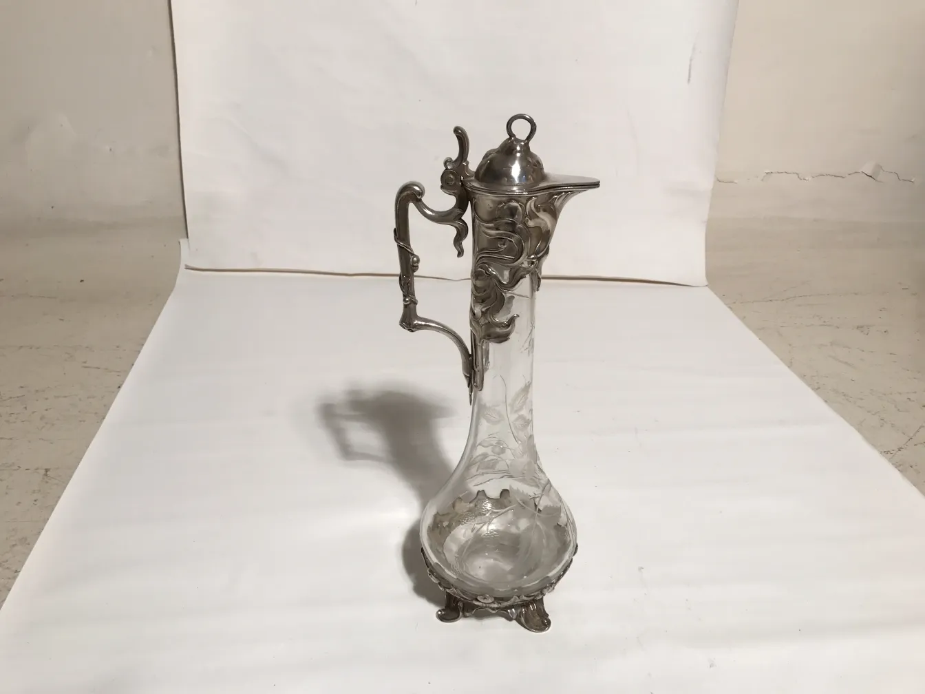 2 jarras wmF, antigüedades con diseño decorativo en un ambiente neutro.