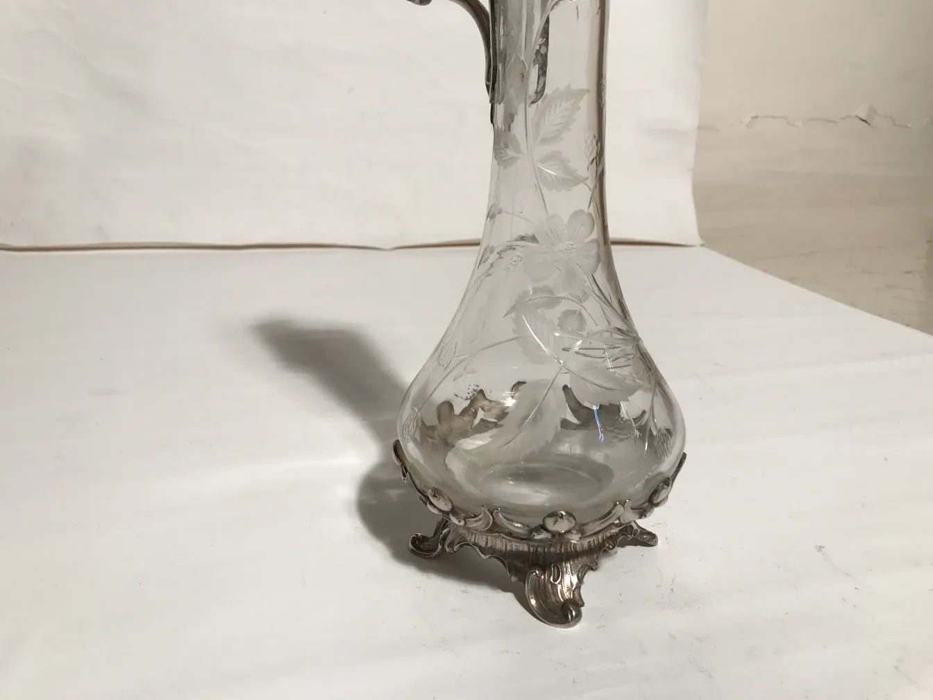 दो प्राचीन जग wmfdसुंदर डिज़ाइन के साथ, खूबसूरती से सजाए गए हैं।