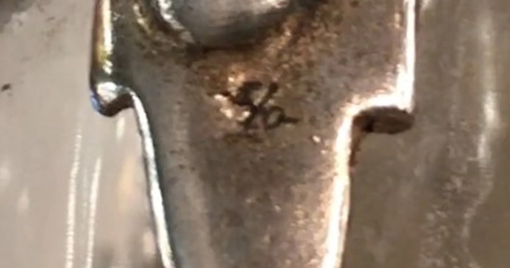 Deux pichets anciens WMF sur un fond décoratif