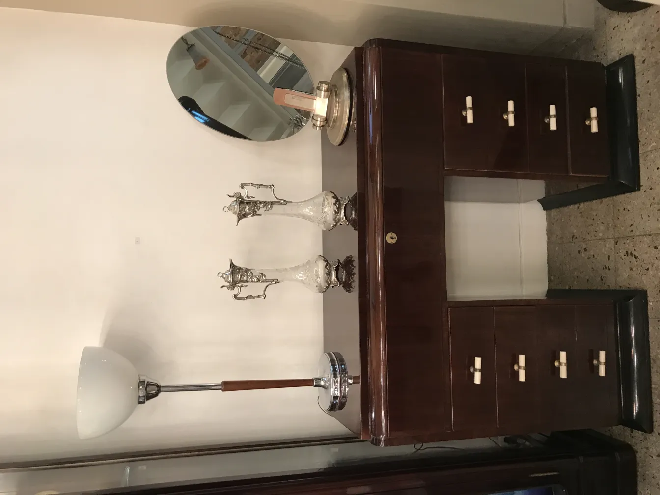 Décor ancien avec 2 pichets wmfs sur une table élégante