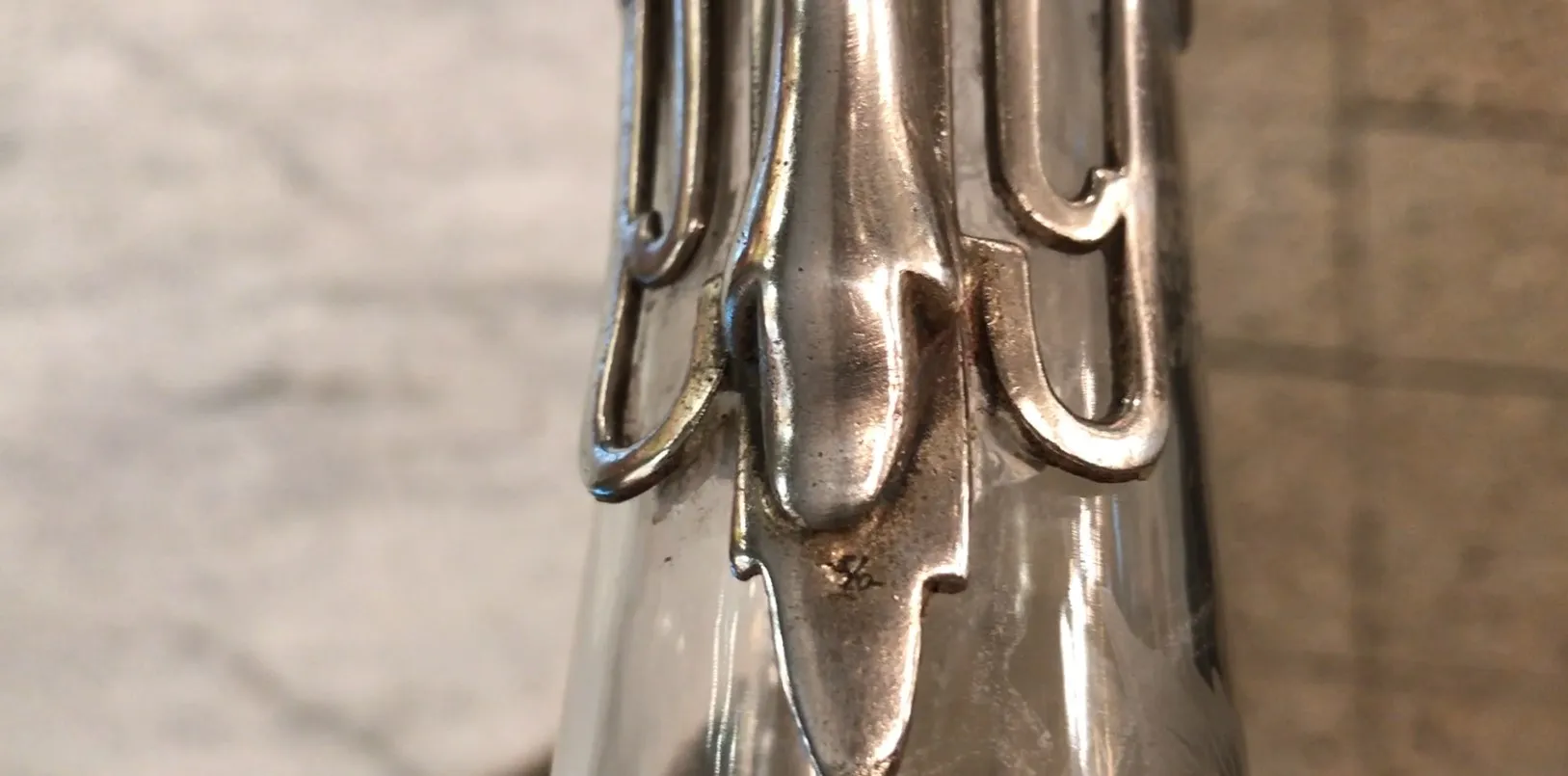 Ensemble de 2 pichets wmfd anciens avec un design complexe.