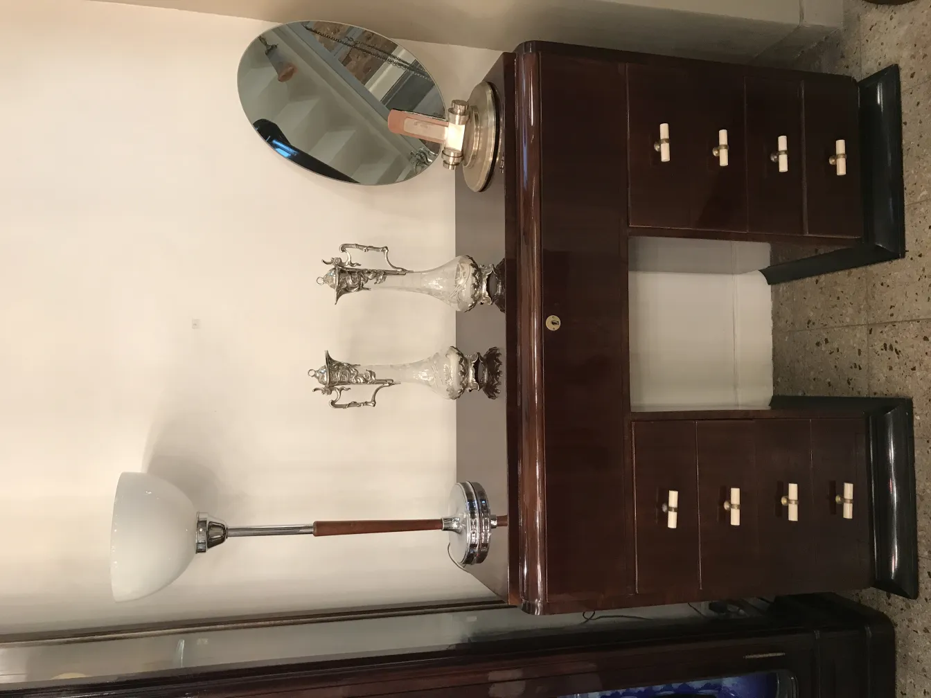 deux pichets anciens WMF sur une table moderne, avec une lampe et un miroir