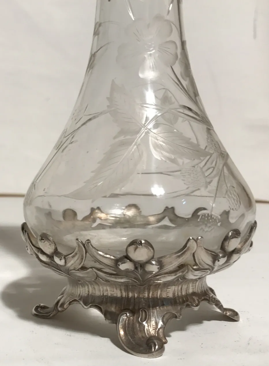 2个古老的WMF水瓶，底部带有花卉雕刻。