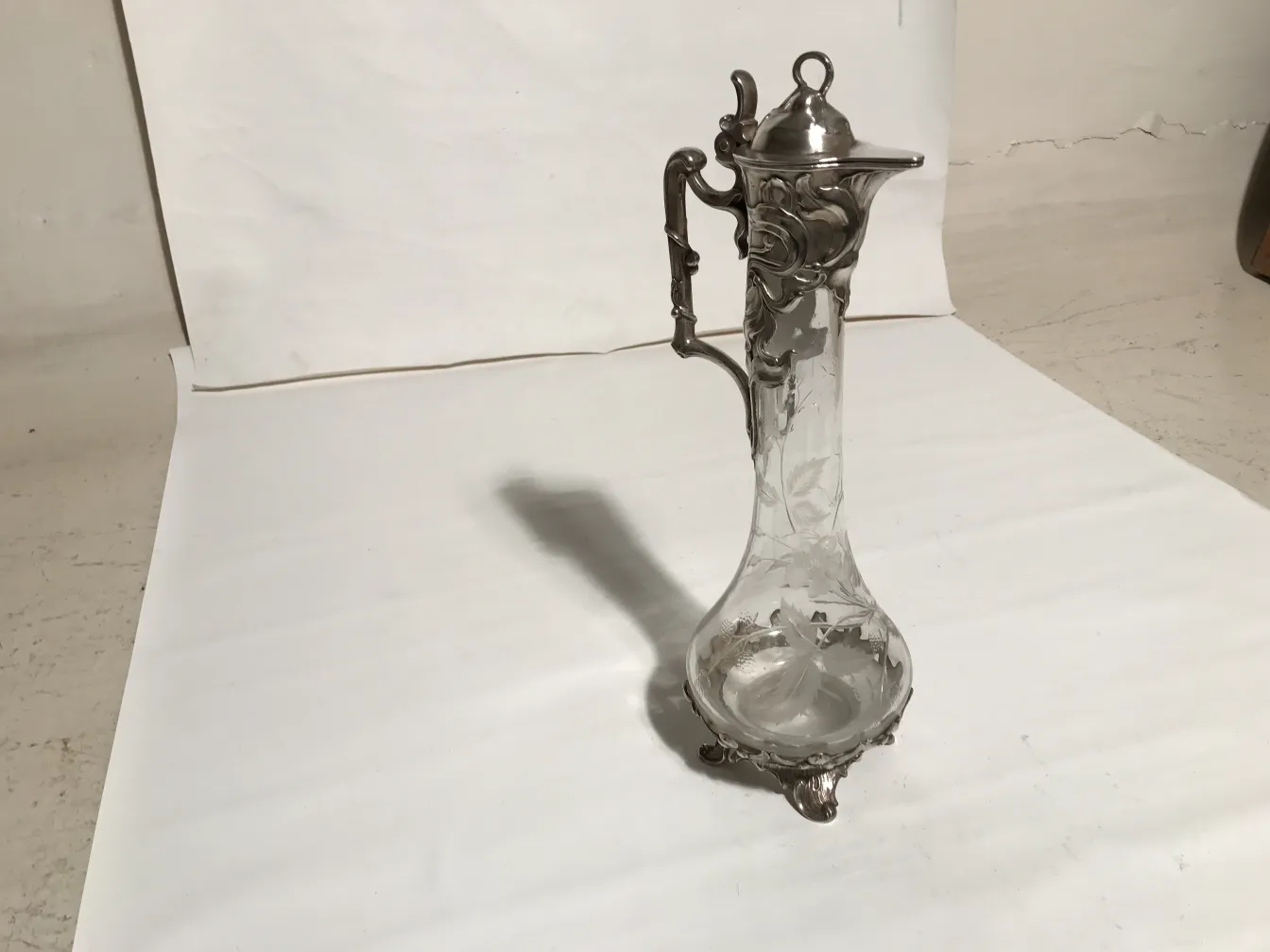 두 개의 고풍스러운 wmfs 주전자가 중립적인 배경에 있습니다.