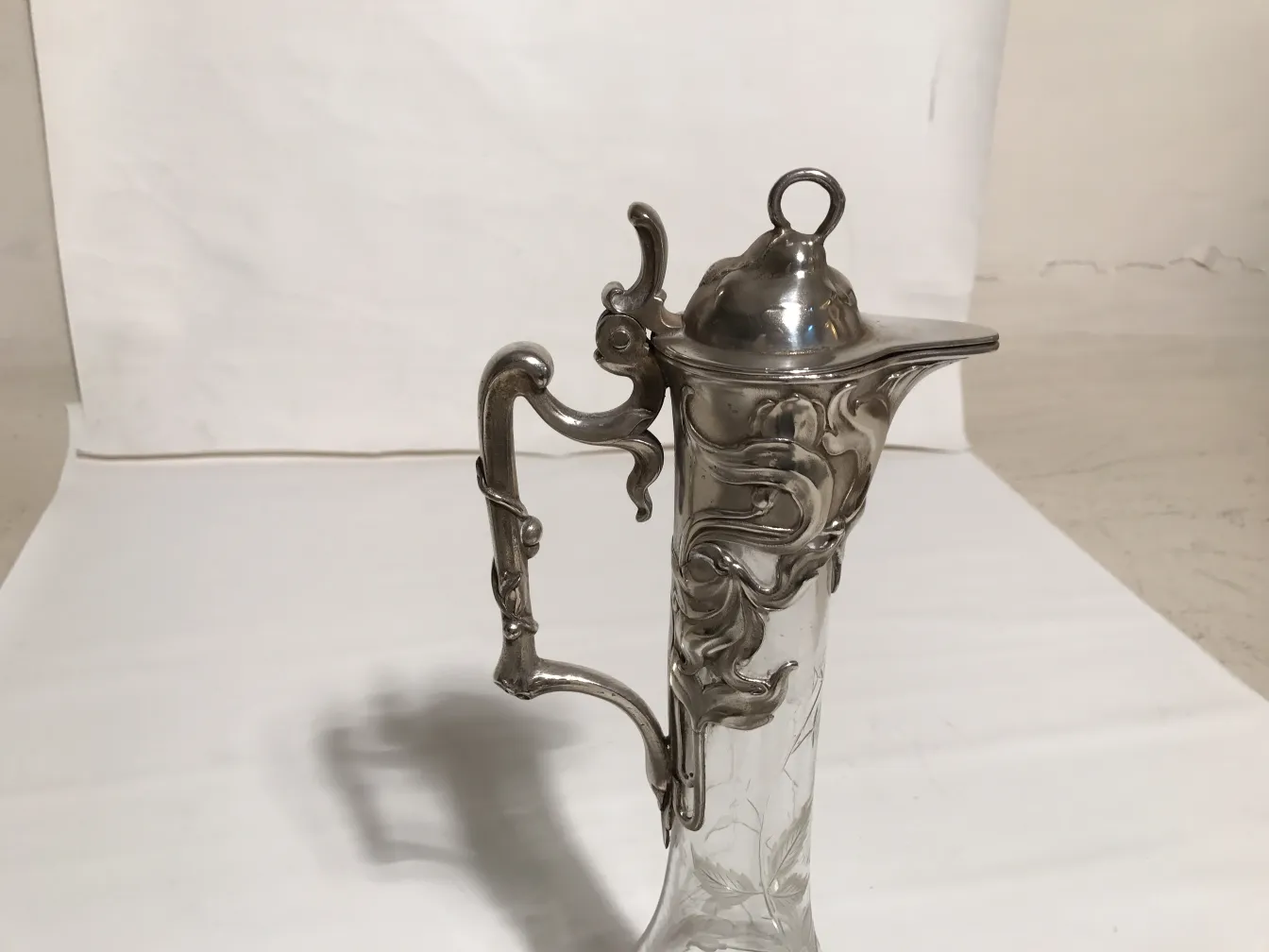 Conjunto de 2 jarras WMF antiguas con un diseño intrincado, ornamentos en el mango.