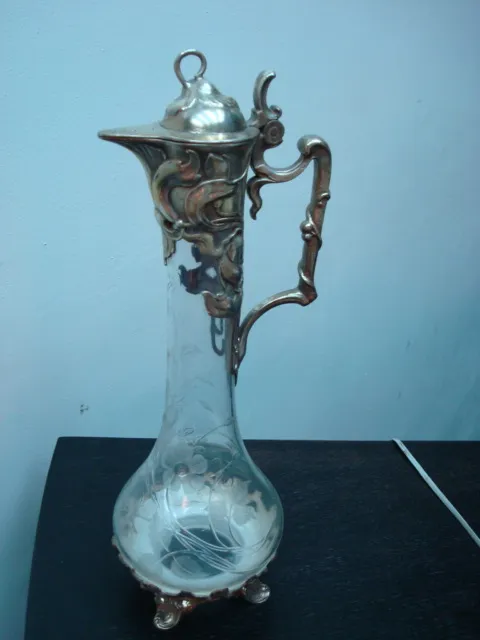 deux pichets antiques avec des détails décoratifs