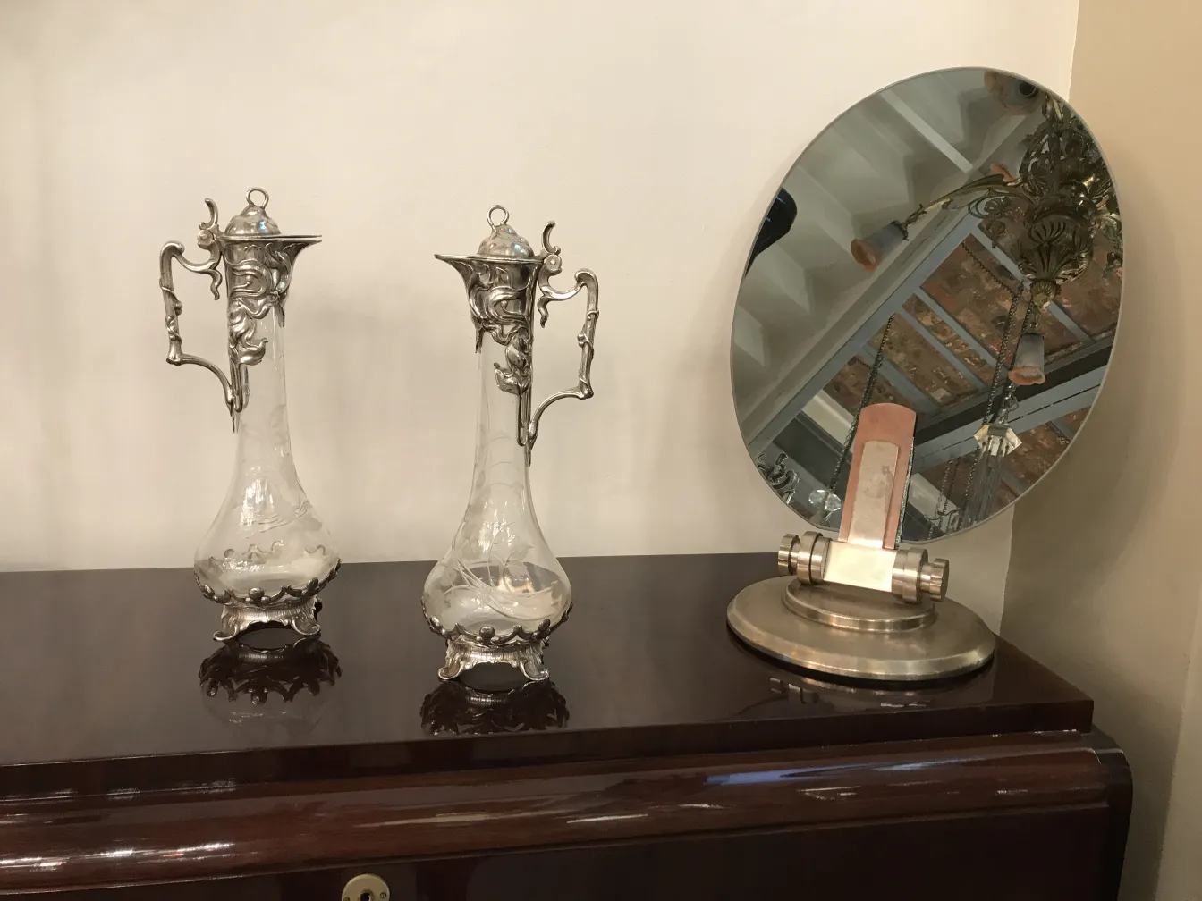 Due brocche antiche WMF in un ambiente elegante con uno specchio