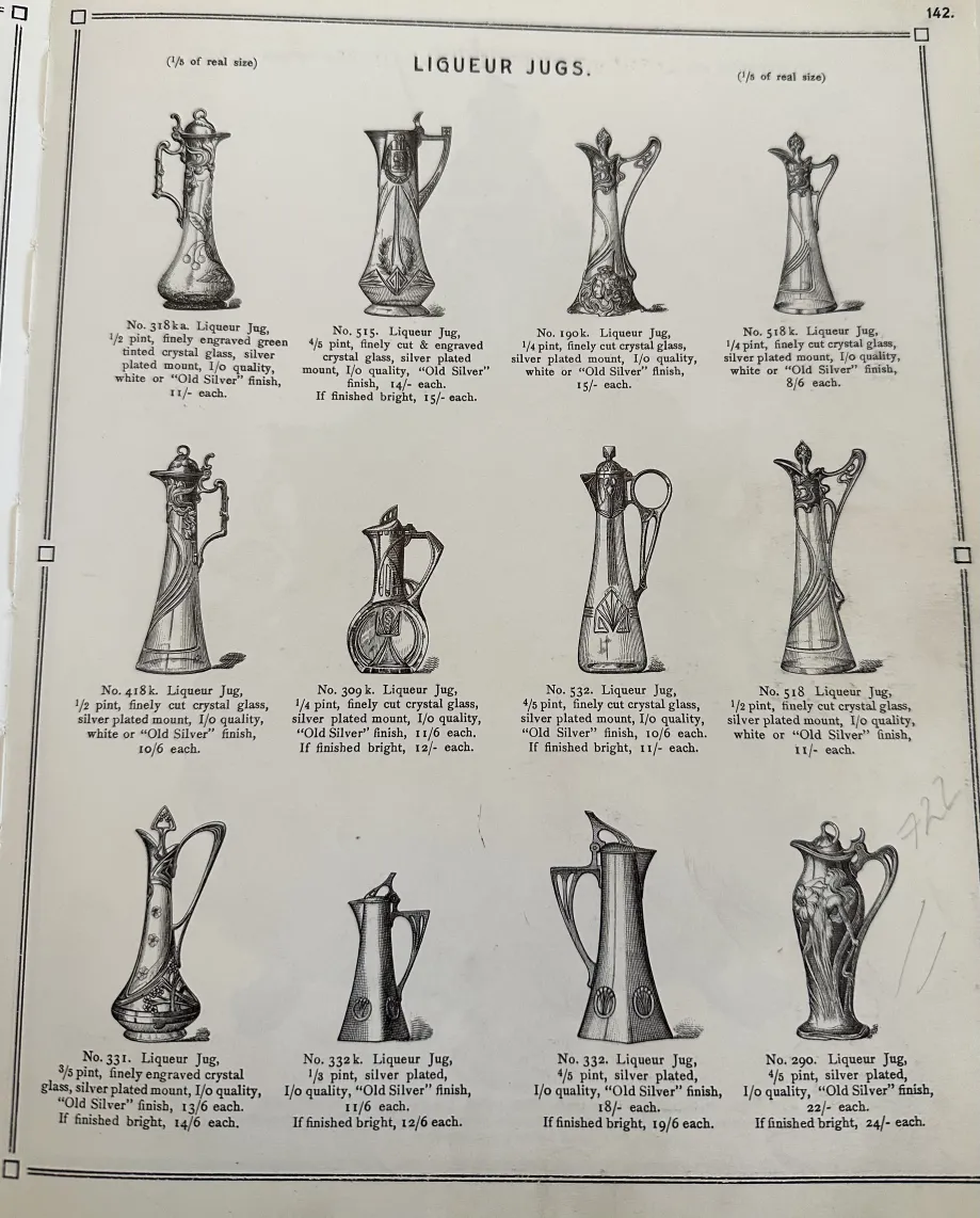 imagem de 2 jarras WMF antigas decorativas, formas e estilos variados