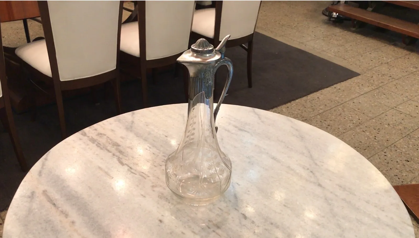 2 أباريق قديمة wmfm مع تصميم زهور على الطاولة